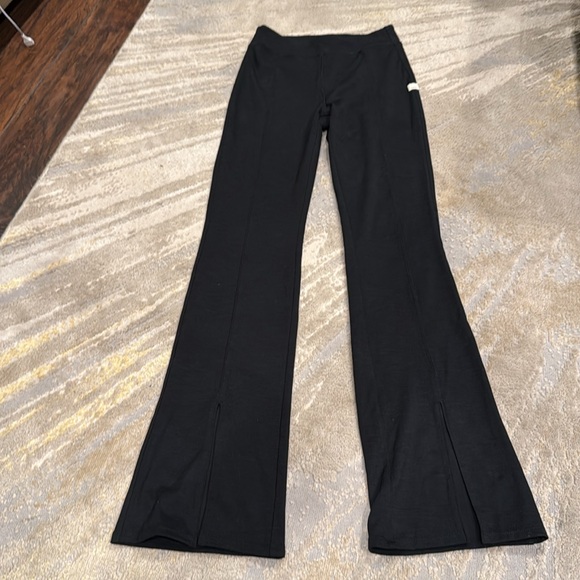 Vuori lux ribbed spilt hem bootcut pants size XS black in EUC - Picture 3 of 11